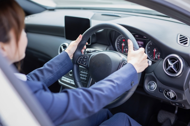 教習車で運転の基本操作を練習する様子