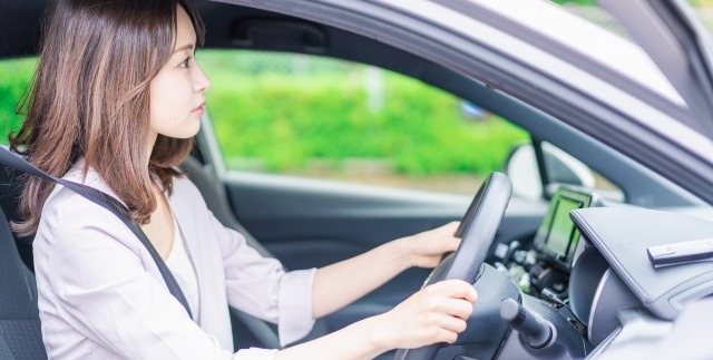 ペーパードライバーが横断歩道で歩行者を譲っている様子