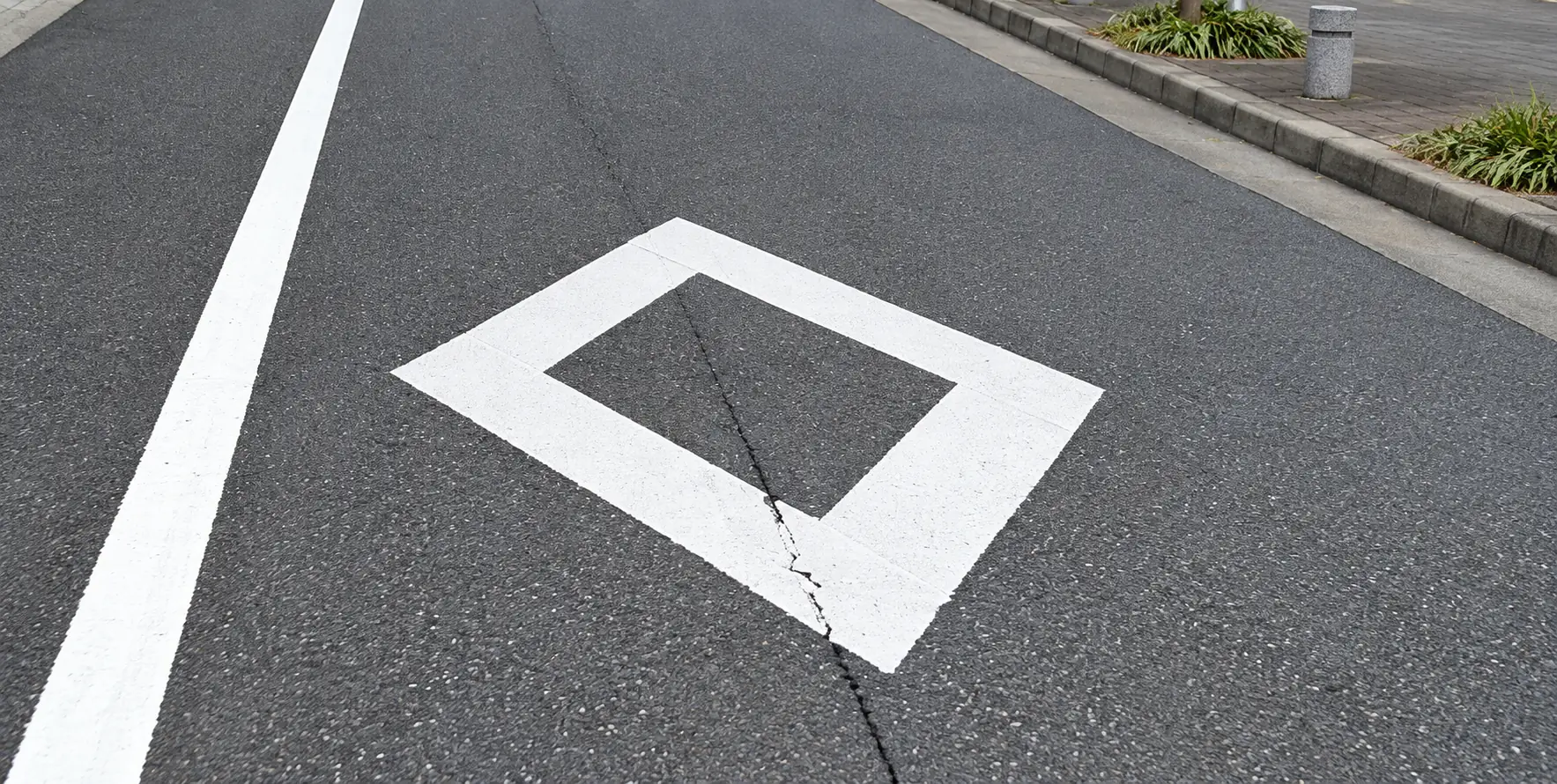 横断歩道手前のひし形マーク