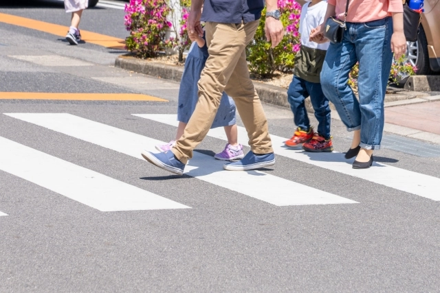 横断歩道を横断している歩行者